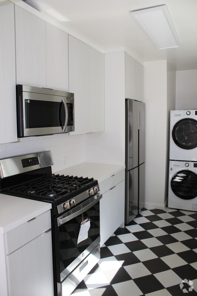 Building Photo - 5804 San Vicente Blvd