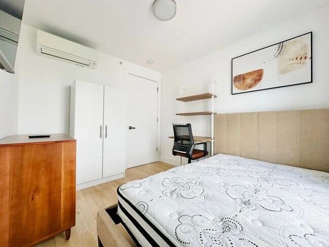 Foto del edificio - Furnished room/NOT APARTMENT