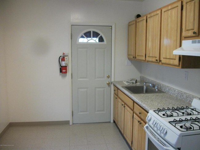 Building Photo - 542 Taylor Ave