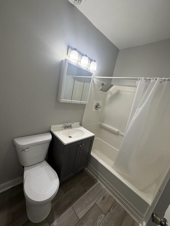 Foto del edificio - 3910 Deodar St