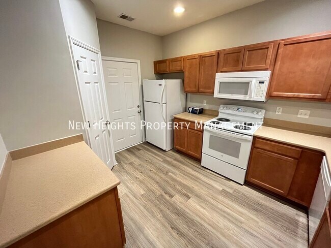 Building Photo - Enchanting Townhouse in Grand Oaks Plantat...