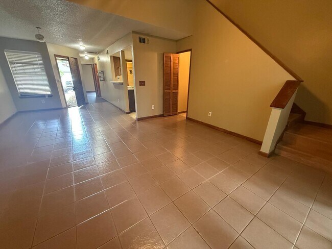 Building Photo - 5549 Cabot Dr N