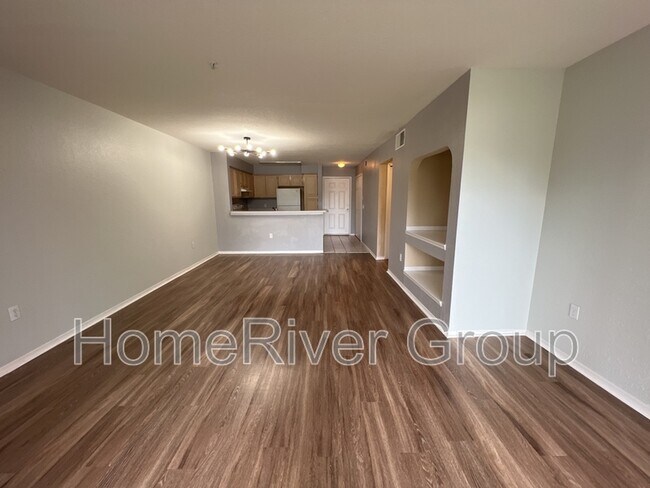 Building Photo - 13929 Fairway Island Dr