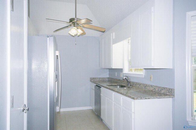 Foto del edificio - 215 Cypress Creek Dr