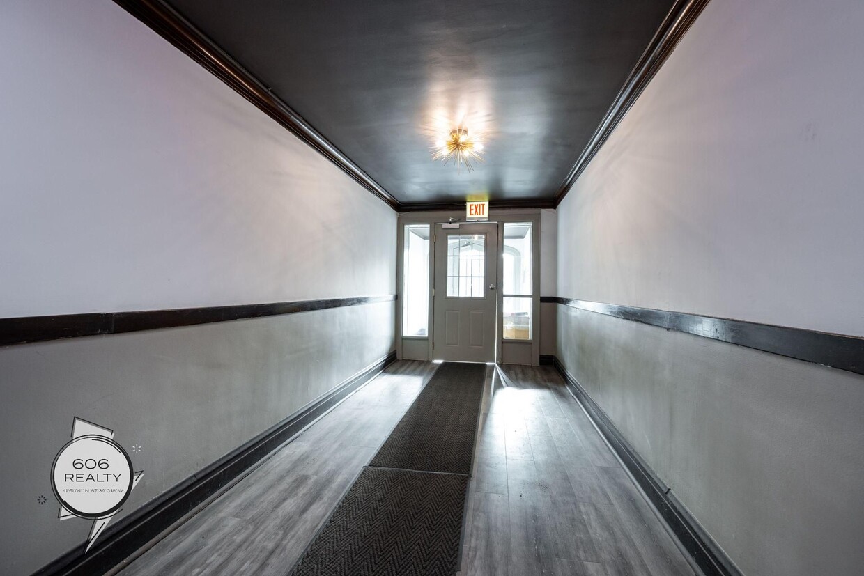 Primary Photo - Hot Logan Square Apartments!
