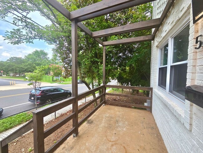 Building Photo - Beautiful 3 BR/2.5 BA Semi-Detached Home i...