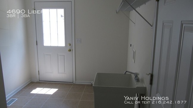 Building Photo - 3BR Townhouse ... Fantastic South Euclid L...
