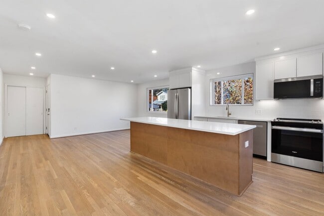 Building Photo - 618 19th St S