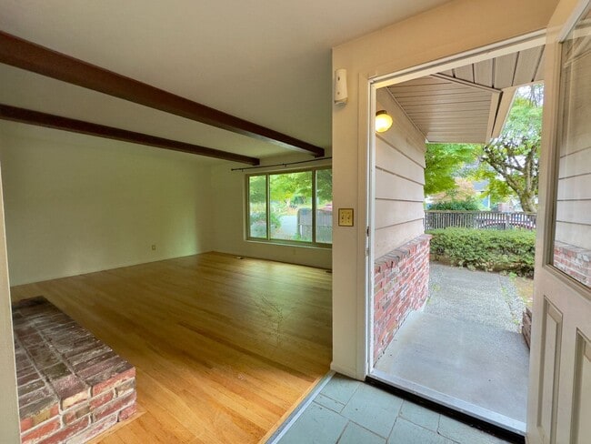 Building Photo - 2,510 Sq Ft | 5 Bedroom · 3 Bathroom – W/D...