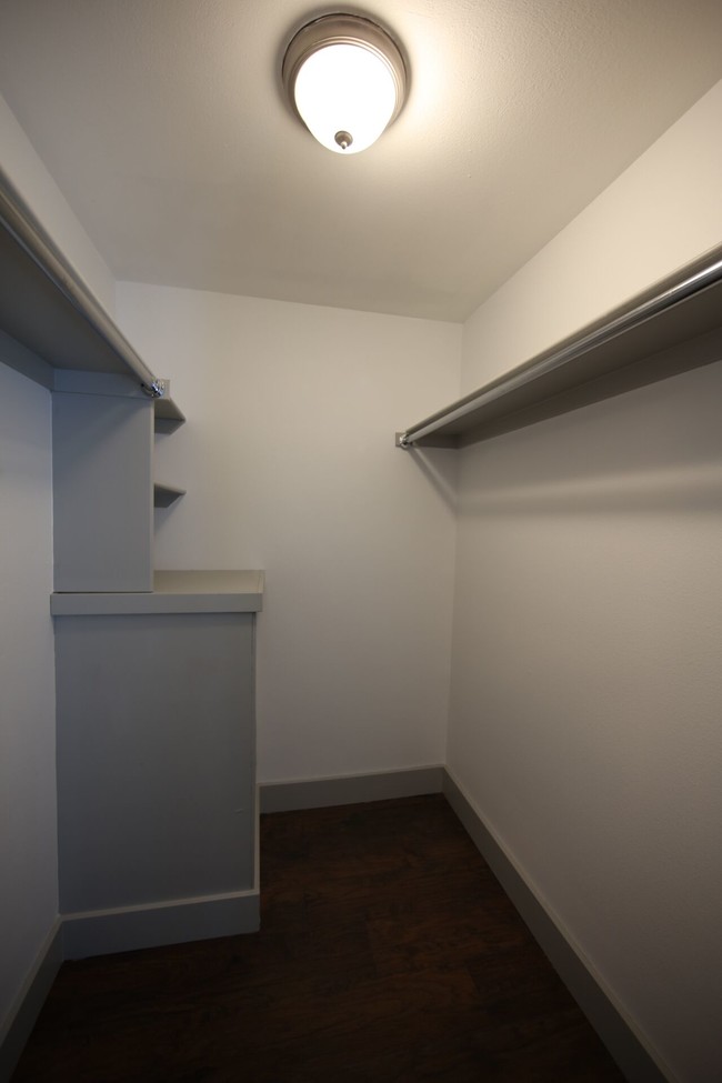 Building Photo - 4633 Fairmount St