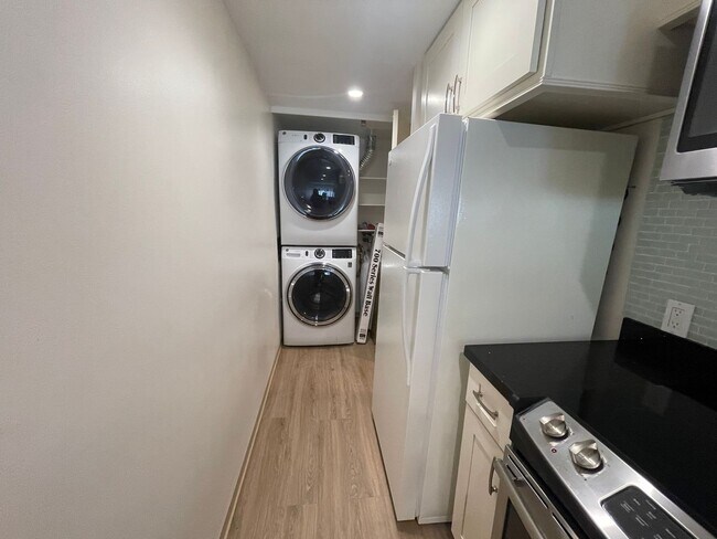 Building Photo - Dowsett Point- 1BR/1BA with Parking, Secur...