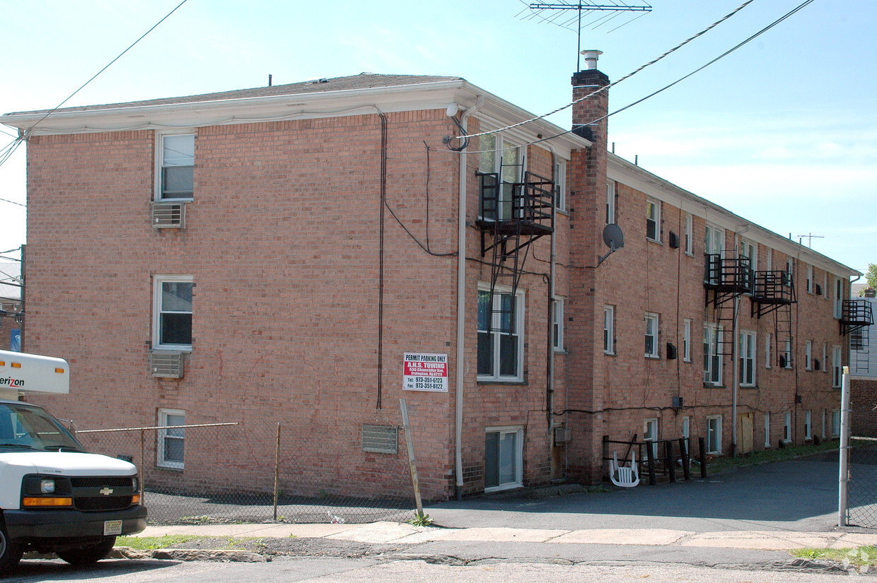 Building Photo - 385 Stuyvesant Ave