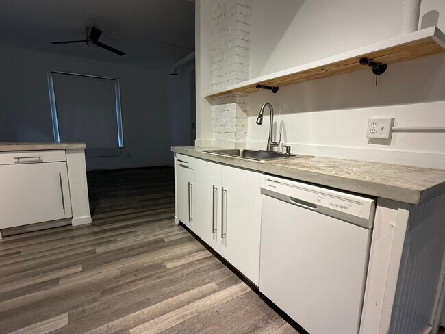 Foto del edificio - 711 Edgewater Ave