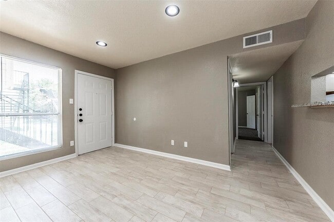 Building Photo - 8100 Creekbend Dr