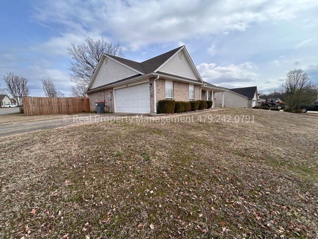 Building Photo - Greenwood House 3 Bed 2 Bath