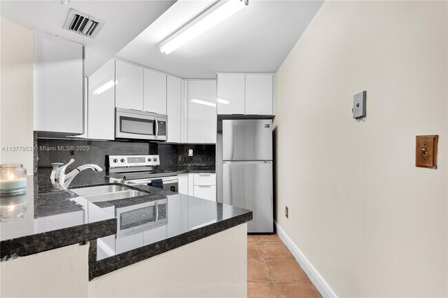 Building Photo - 9715 Fontainebleau Blvd