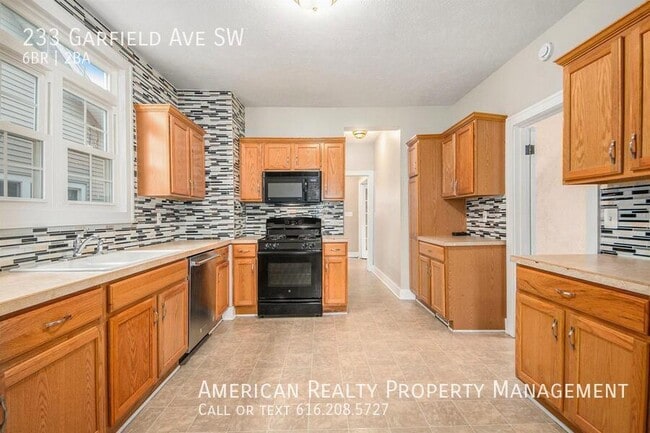 Foto del edificio - 233 Garfield Ave SW