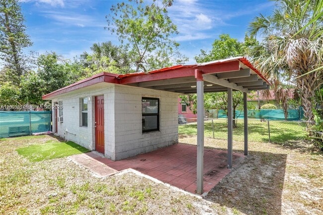 Building Photo - 2701 NW 18th Terrace