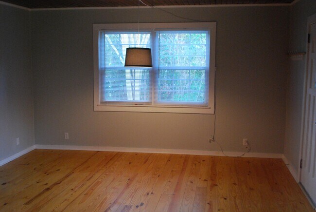 Dining Area - 410 Robin Rd
