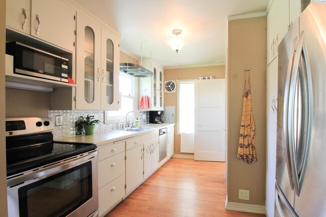 Building Photo - 2 BD, 1 BA with office, FURNISHED home