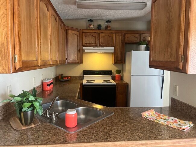 Building Photo - 2 bedroom Water included ! Must see!