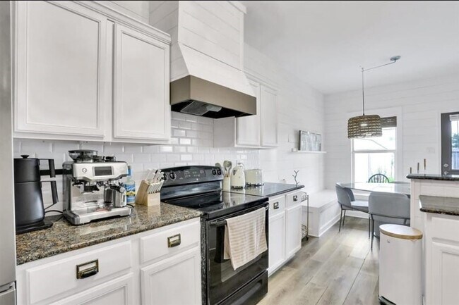 Foto del edificio - 6715 Plum Springs Ln