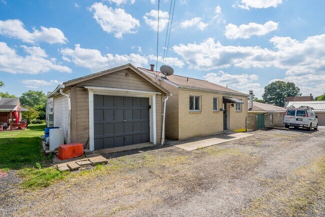 Foto del edificio - 2 Bedroom House in Aliquippa Available on ...