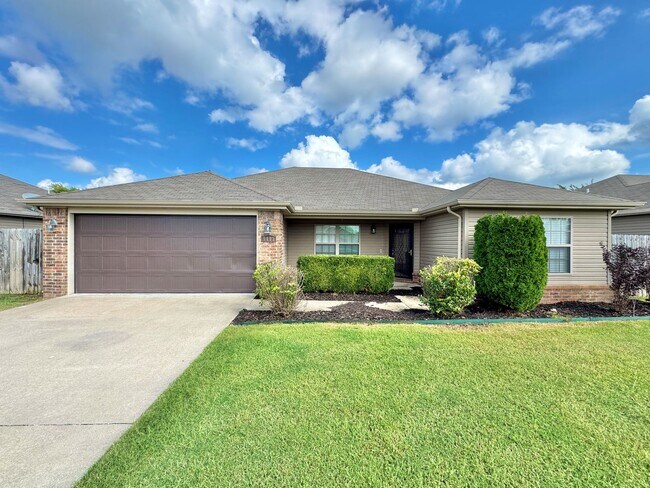Building Photo - 4 bedrooms in quiet Bentonville neighborhood