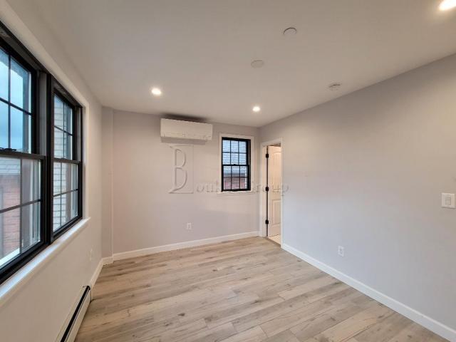 Foto del edificio - 3 bedroom in ASTORIA NY 11103