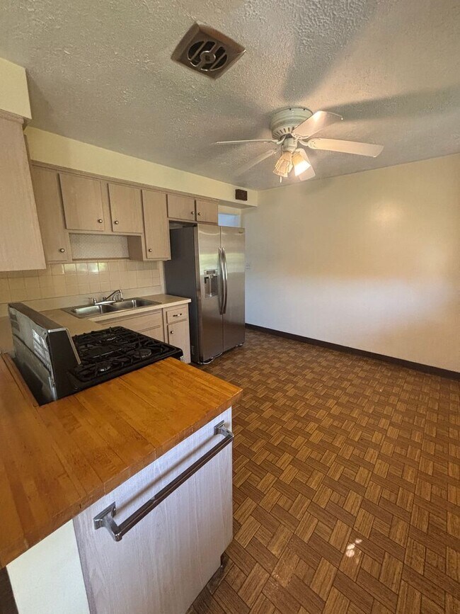 Building Photo - 16242 Edgewood Ct