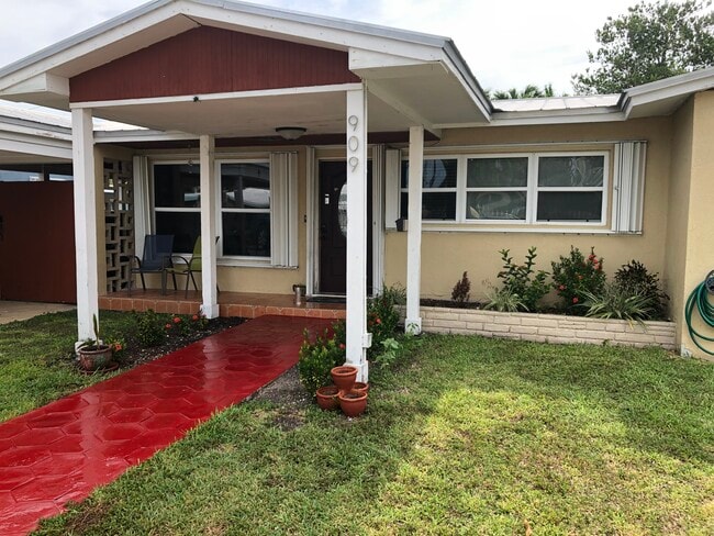 Building Photo - 909 17th Ter