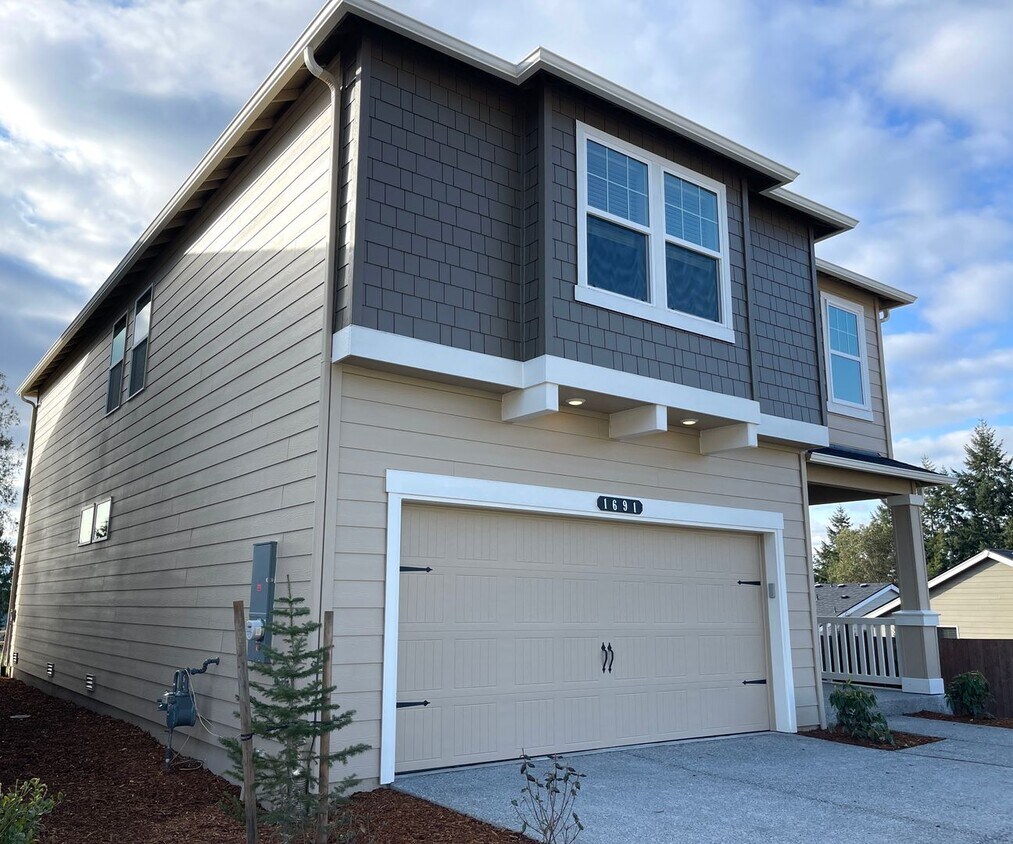 Primary Photo - Stunning views and Quality Newer Construct...