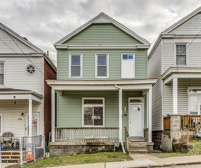 Foto del edificio - 2 Bedroom/1 Bath in Carrick - Available JULY!