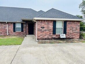 Building Photo - 2720 Ryan Rd