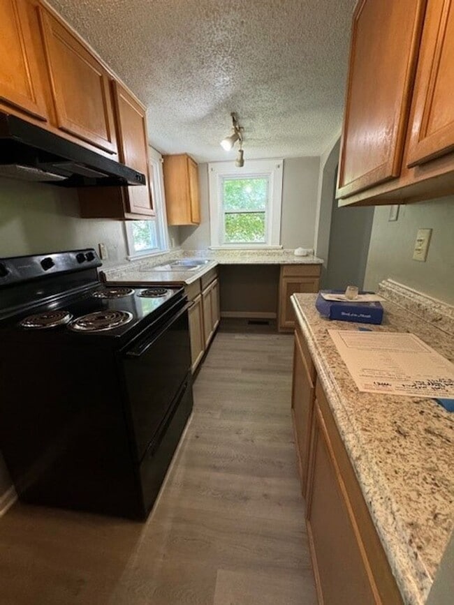 Foto del edificio - Charming 2 Bedroom 1 Bath close to Wendover and 29!