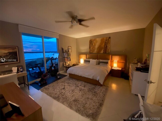 Foto del edificio - 7900 Harbor Island Dr