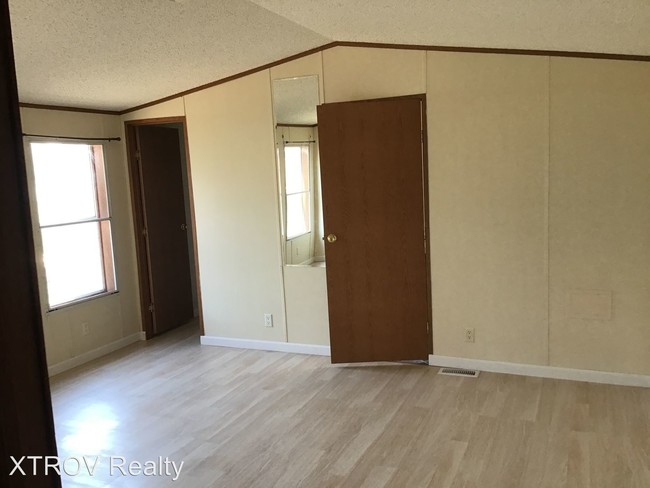 Building Photo - 3 br, 2 bath House - 422 North Willow St.