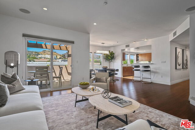 Foto principal - 1248 N Laurel Ave
