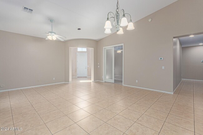 Building Photo - 2206 W Fawn Dr