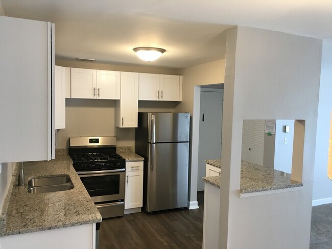 Foto del edificio - 9s120 Lake Dr