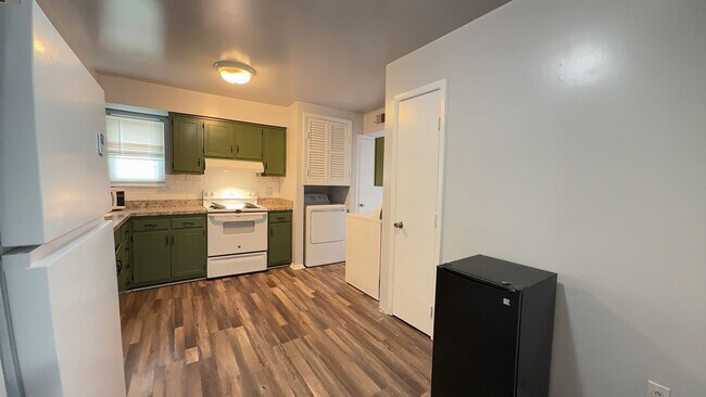 Foto del edificio - Spacious 3-Bedroom Norfolk Townhome with In-Unit Laundry and Fenced Outdoor Space