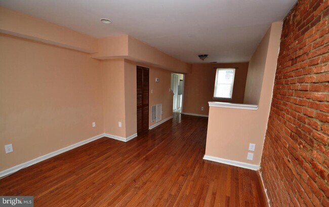 Building Photo - 1025 S Curley St