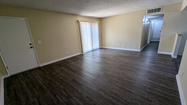 Building Photo - 3 Bedroom 2 Bath Home close to Granite Hills