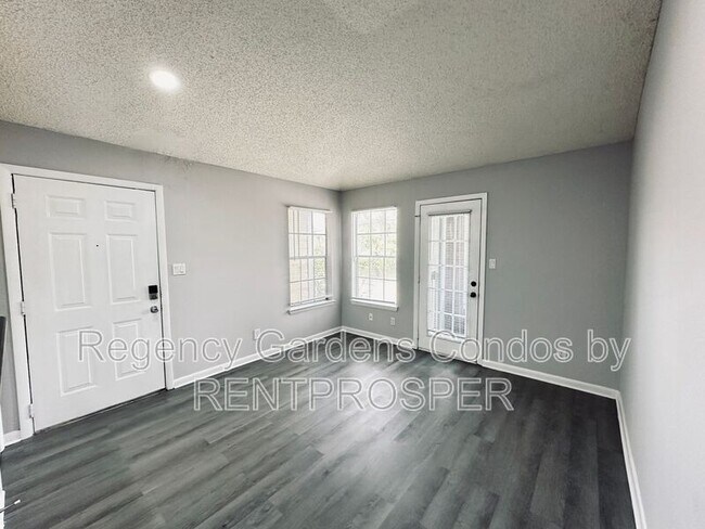 Foto del edificio - 5500 Devonbriar Way