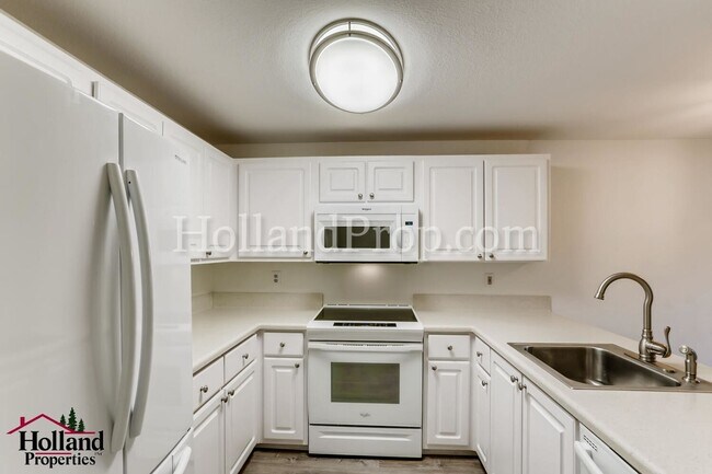 Building Photo - Beautiful 2-Bedroom Condo with a Garage!