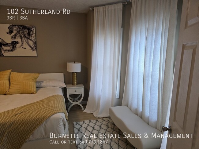 Foto del edificio - 102 Sutherland Dr