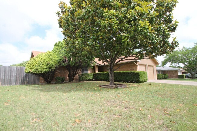 Building Photo - Willowsprings Area!