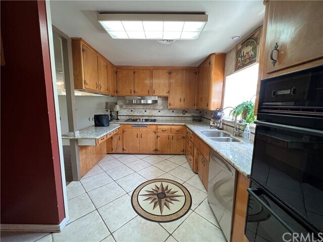 Foto del edificio - 673 Carleton Ave