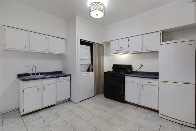 Building Photo - 4002 N Southport Ave