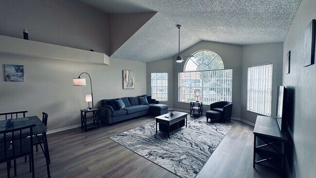 Foto del edificio - 2717 N Poinciana Blvd
